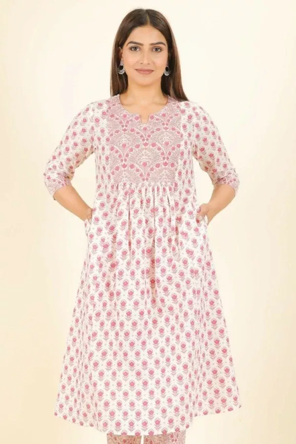 Aramya White Soft Cotton Floral Panelled Kurta for Women - M